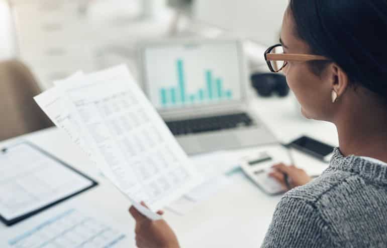 Are flat fees or hourly rates better for lease reviews?
